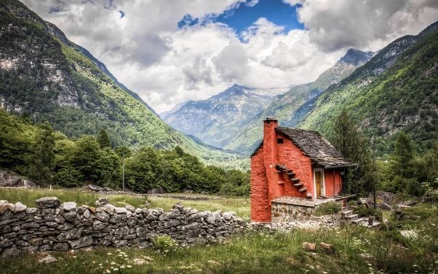 maison rouge en Montagne