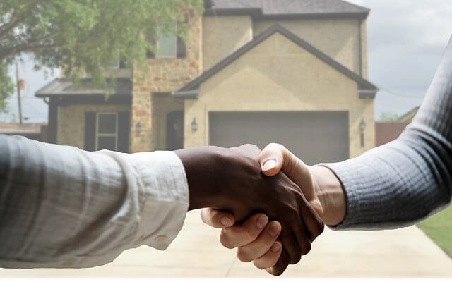 agent immobilier serrant la main de son client